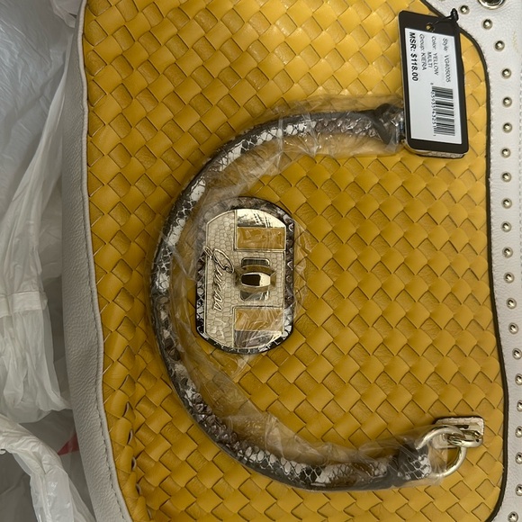 NWT Guess purse - Picture 2 of 5